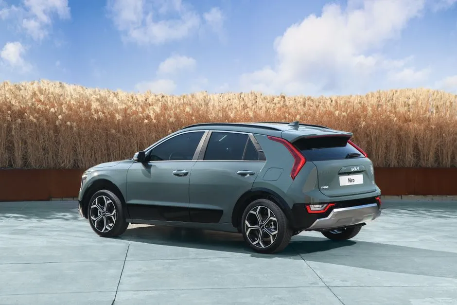 Match serré entre trois SUV hybrides sur équipement, coût et agrément.