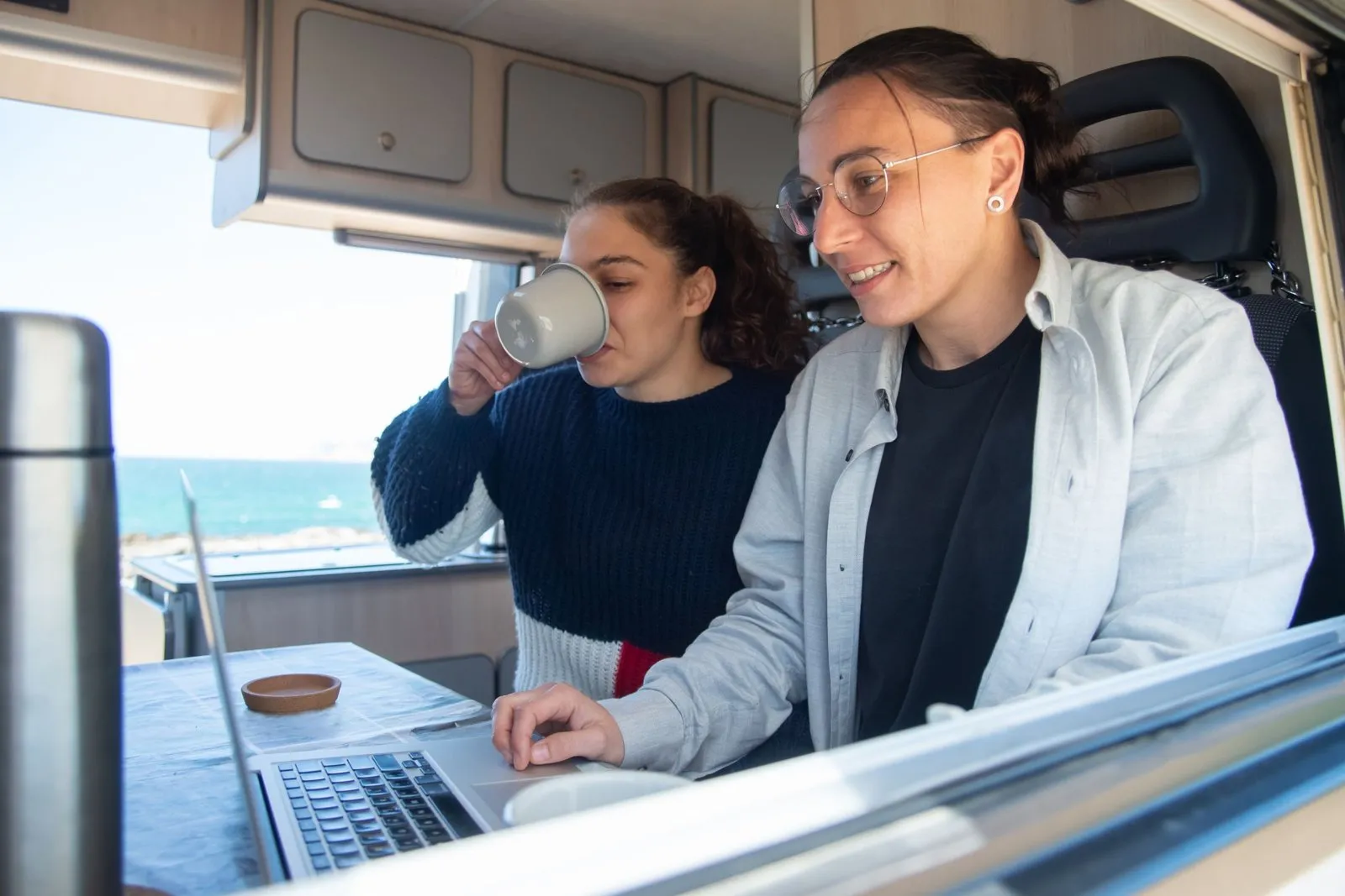 Espace client Mon-Camping-Car.com sur ordinateur portable, formulaire de connexion et suivi des commandes