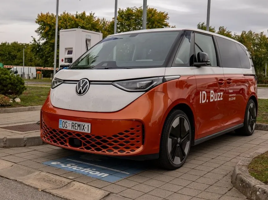Fourgon utilitaire électrique en cours de recharge sur une borne en ville